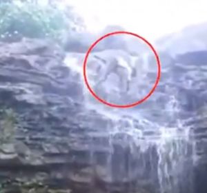 Se cae por una cascada de 20 metros al intentar hacerse un selfie Se cae por una cascada de 20 metros al intentar hacerse un selfie