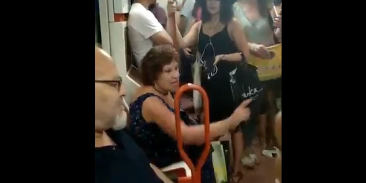 Una mujer no dejó a una nena latina sentarse en el metro Una mujer no dejó a una nena latina sentarse en el metro