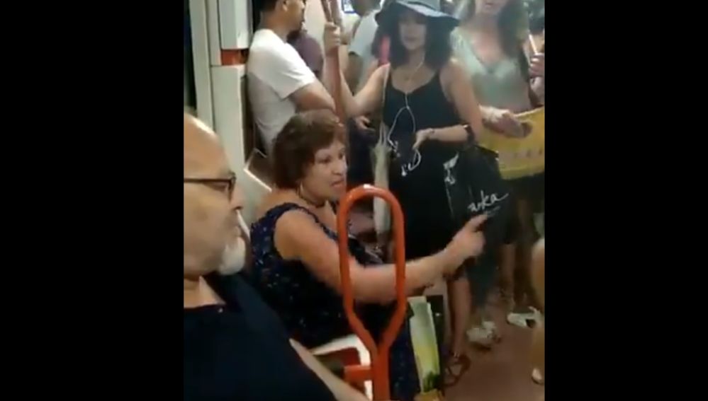 Discusión en el metro de Madrid frente a una actitud racista