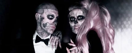 Rick Genest y Lady Gaga en el videoclip de &#39;Born This Way&#39;