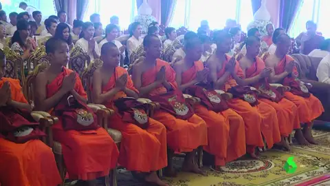 Once de los niños atrapados en la cueva de Tailandia se ordenan monjes budistas Once de los niños atrapados en la cueva de Tailandia se ordenan monjes budistas