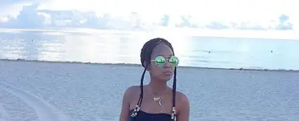 La modelo con su bolsa para el estómago La modelo con su bolsa para el estómago