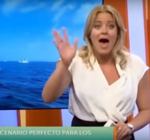 La presentadora cuando ve que la reportera cae al agua en directo La presentadora cuando ve que la reportera cae al agua en directo