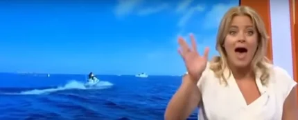 La presentadora cuando ve que la reportera cae al agua en directo La presentadora cuando ve que la reportera cae al agua en directo