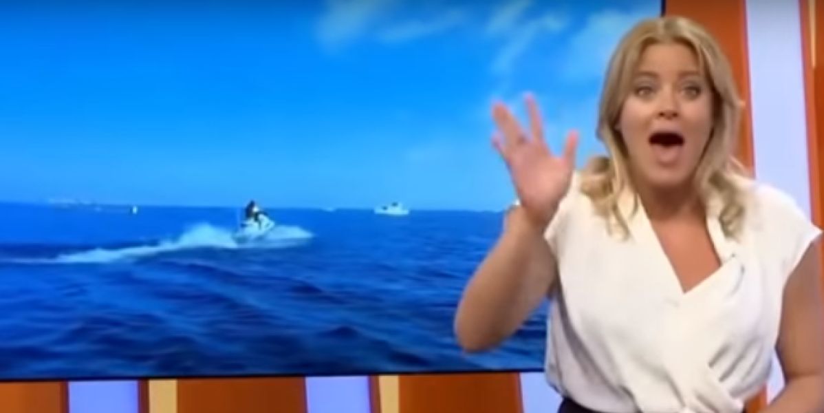 La presentadora cuando ve que la reportera cae al agua en directo