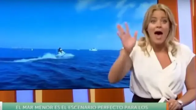 La presentadora cuando ve que la reportera cae al agua en directo
