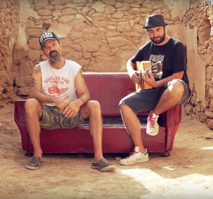 Jarabe de Palo y Jah Chango en el videoclip de 'Sofá de Cuero' Jarabe de Palo y Jah Chango en el videoclip de 'Sofá de Cuero'