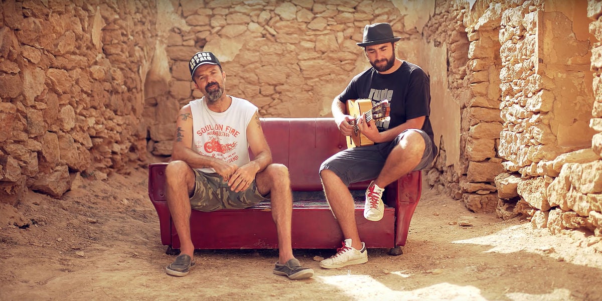 Jarabe de Palo y Jah Chango en el videoclip de 'Sofá de Cuero'