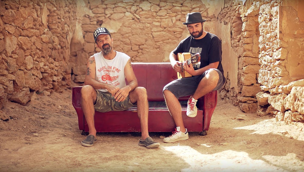 Jarabe de Palo y Jah Chango en el videoclip de 'Sofá de Cuero'