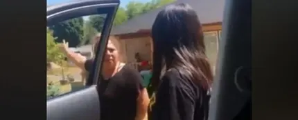 La bronca de una madre a su hija mientras hace el 'In My Feelings Challenge' que se ha vuelto viral La bronca de una madre a su hija mientras hace el 'In My Feelings Challenge' que se ha vuelto viral