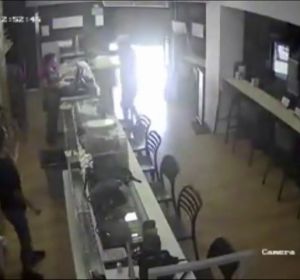 Atraco en una cafetería de Málaga a punta de pistola y con una máscara de médico Atraco en una cafetería de Málaga a punta de pistola y con una máscara de médico