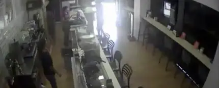 Atraco en una cafetería de Málaga a punta de pistola y con una máscara de médico Atraco en una cafetería de Málaga a punta de pistola y con una máscara de médico