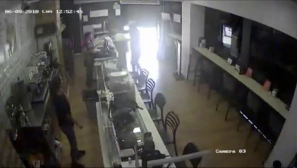 Atraco en una cafetería de Málaga a punta de pistola y con una máscara de médico