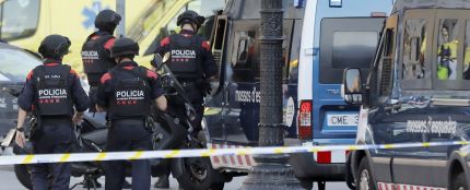 Efectivos policiales en las Ramblas de Barcelona tras el atentado (Archivo) 