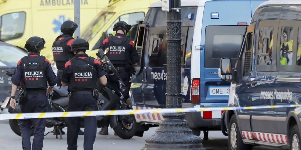 Efectivos policiales en las Ramblas de Barcelona tras el atentado (Archivo)
