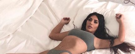 Kim Kardashian tirada en la cama en una pose muy extra&ntilde;a