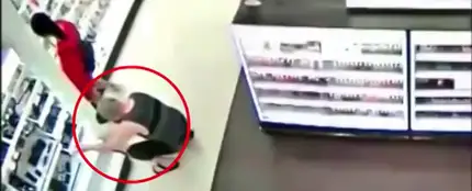 Un hombre haciendo fotos bajo la falda de una joven Un hombre haciendo fotos bajo la falda de una joven