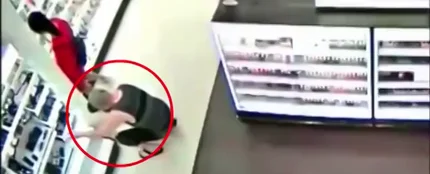 Un hombre haciendo fotos bajo la falda de una joven Un hombre haciendo fotos bajo la falda de una joven