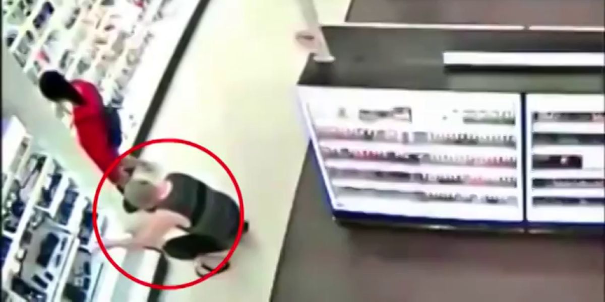 Un hombre haciendo fotos bajo la falda de una joven
