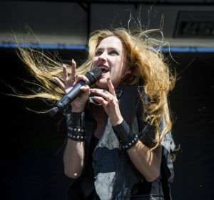 Se suicida a los 43 años Jill Janus, líder de la banda de heavy metal 'Huntress' Se suicida a los 43 años Jill Janus, líder de la banda de heavy metal 'Huntress'
