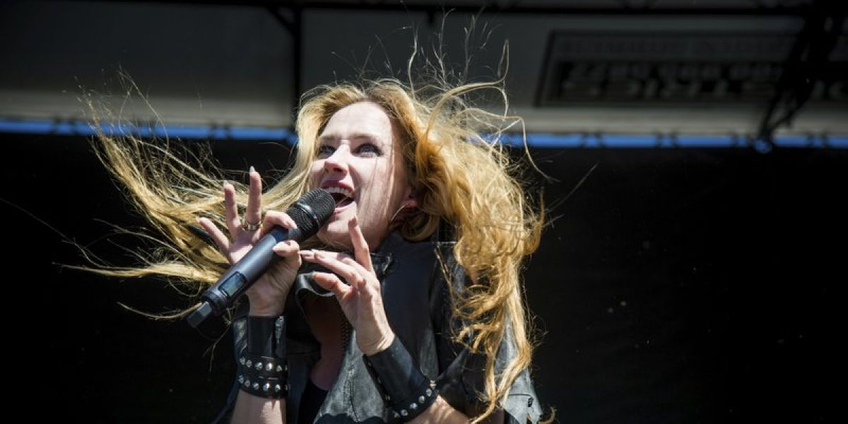 Se suicida a los 43 años Jill Janus, líder de la banda de heavy metal 'Huntress'