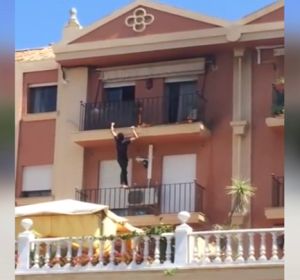 Escala tres pisos para apagar un incendio Escala tres pisos para apagar un incendio