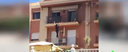 Escala tres pisos para apagar un incendio Escala tres pisos para apagar un incendio