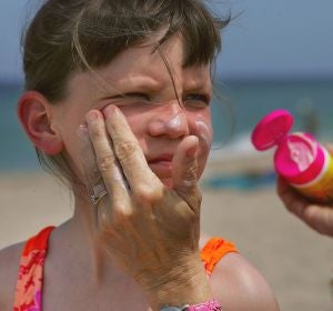 Es importante que los niños usen crema solar Es importante que los niños usen crema solar