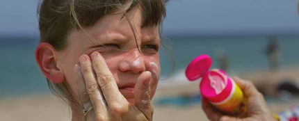 Es importante que los niños usen crema solar Es importante que los niños usen crema solar