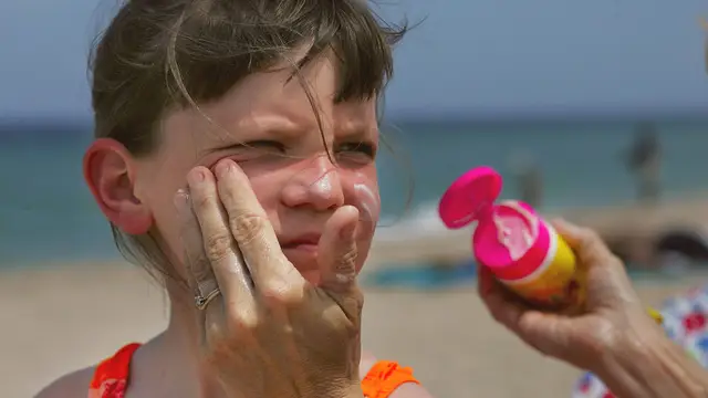 Es importante que los niños usen crema solar