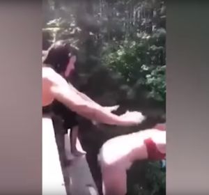 Amiga empujada a una menor por un puente Amiga empujada a una menor por un puente