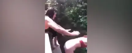 Amiga empujada a una menor por un puente Amiga empujada a una menor por un puente