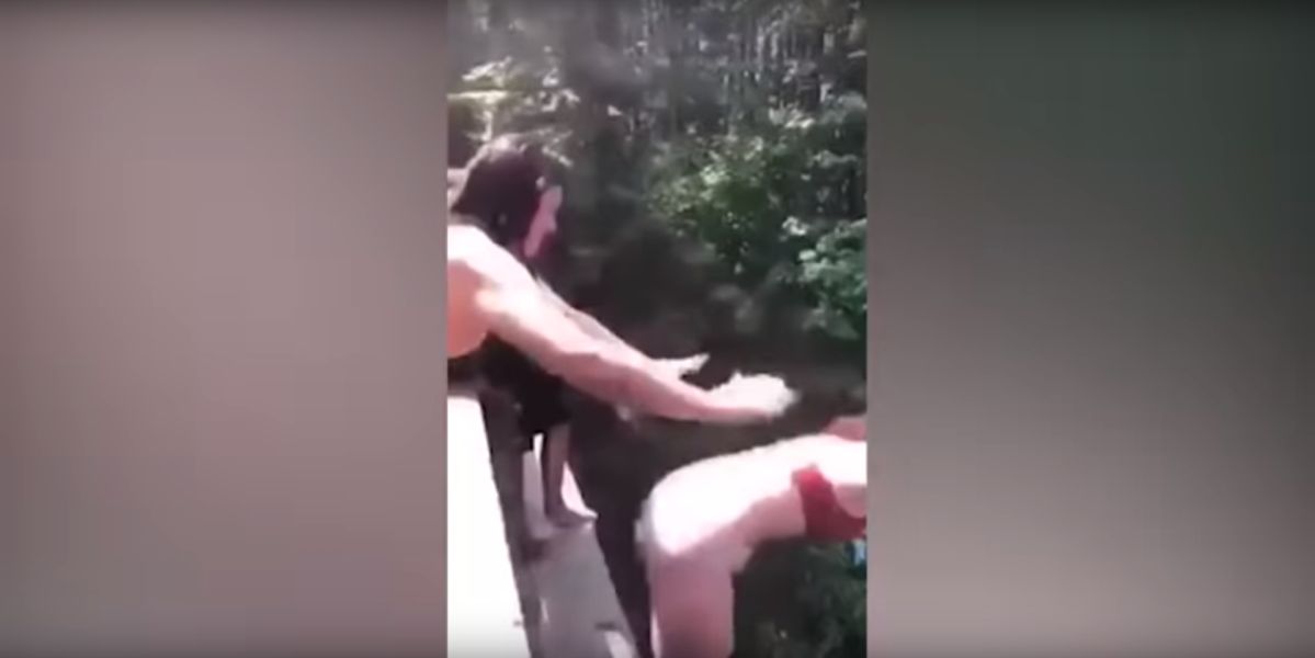 Amiga empujada a una menor por un puente