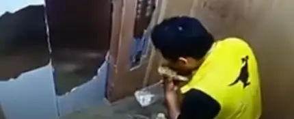 Pillan a un repartidor comiendo el pedido a domicilio que iba a entregar Pillan a un repartidor comiendo el pedido a domicilio que iba a entregar