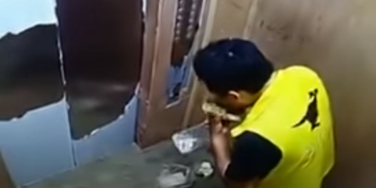 Pillan a un repartidor comiendo el pedido a domicilio que iba a entregar