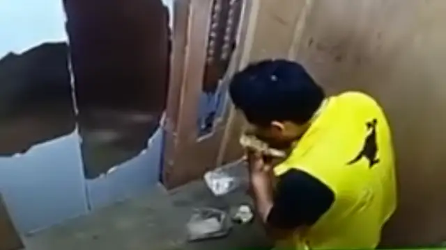 Pillan a un repartidor comiendo el pedido a domicilio que iba a entregar