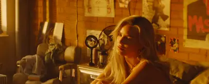 Anne Marie en el videoclip 'Don't Leave Me Alone', con David Guetta Anne Marie en el videoclip 'Don't Leave Me Alone', con David Guetta