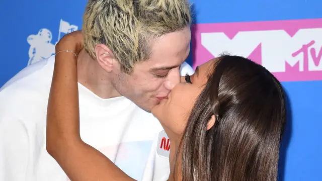 Ariana Grande y Pete Davidson en la alfombra roja de los MTV Awards 2018