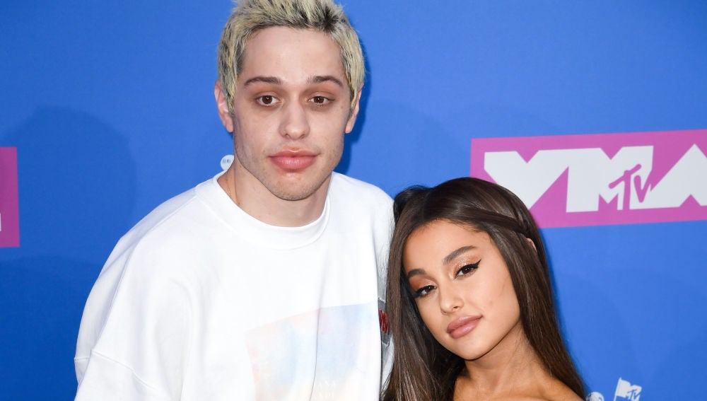 Ariana Grande y Pete Davidson en la alfombra roja de los MTV Awards 2018