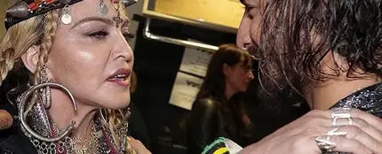 Madonna bendiciendo a Maluma Madonna bendiciendo a Maluma