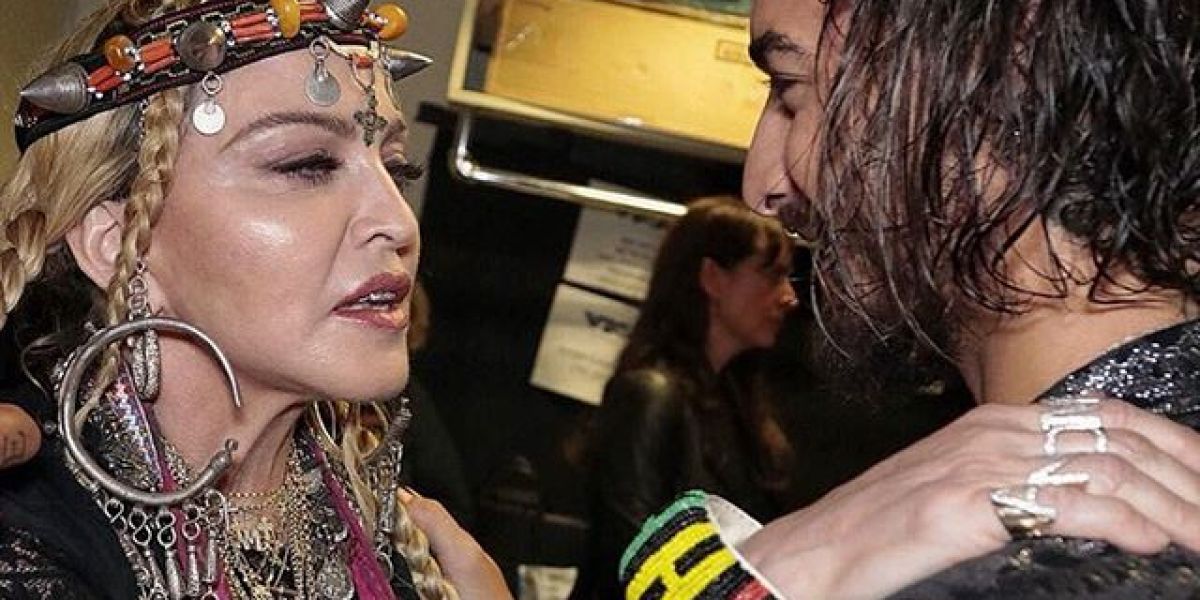 Madonna bendiciendo a Maluma