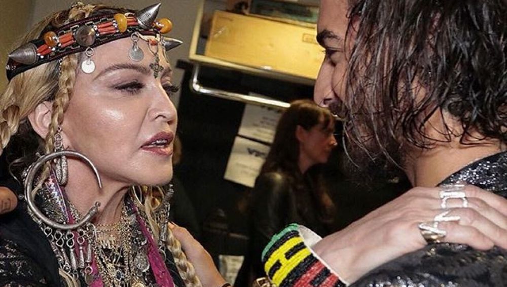 Madonna bendiciendo a Maluma