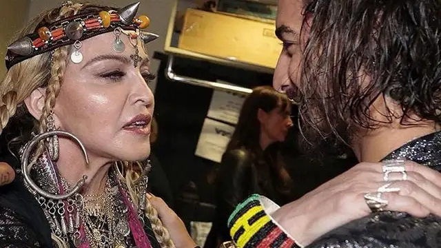 Madonna bendiciendo a Maluma