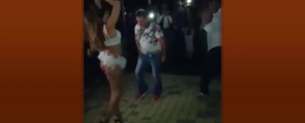Cuando crees que es buena idea contonearse con una bailarina