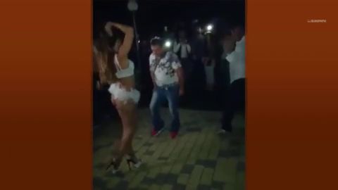 Cuando crees que es buena idea contonearse con una bailarina