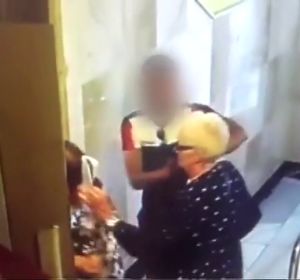 Dos ancianas se enfrentan a golpes a un violento atracador en Bilbao Dos ancianas se enfrentan a golpes a un violento atracador en Bilbao