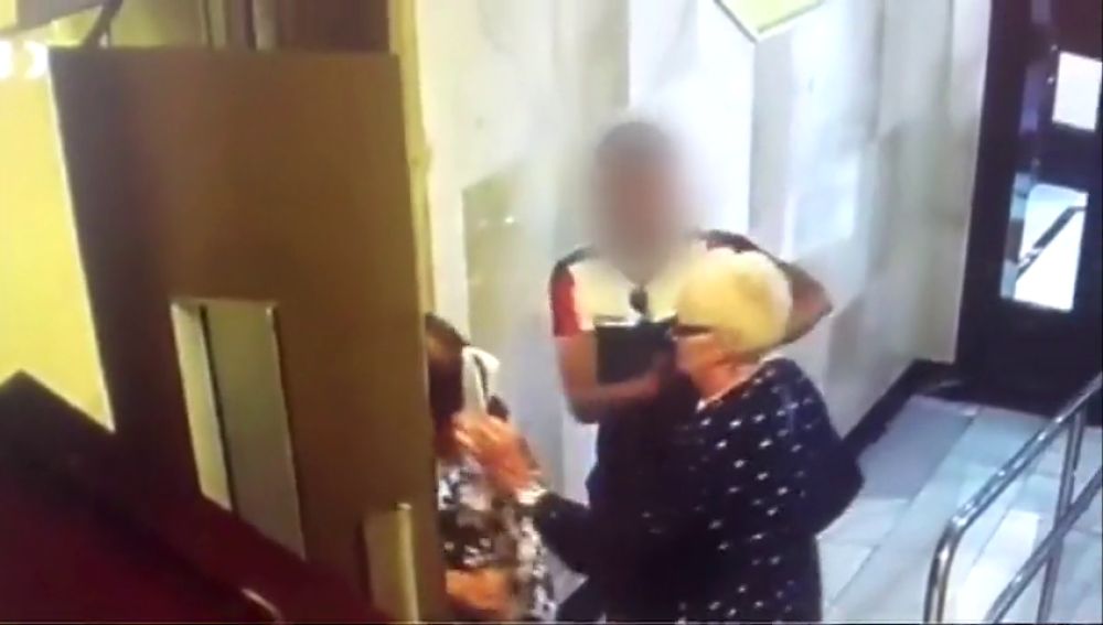 Dos ancianas se enfrentan a golpes a un violento atracador en Bilbao