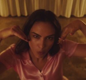 Camila Mendes en el videoclip de 'Side Effects' de The Chainsmokers Camila Mendes en el videoclip de 'Side Effects' de The Chainsmokers