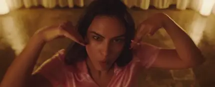 Camila Mendes en el videoclip de 'Side Effects' de The Chainsmokers Camila Mendes en el videoclip de 'Side Effects' de The Chainsmokers