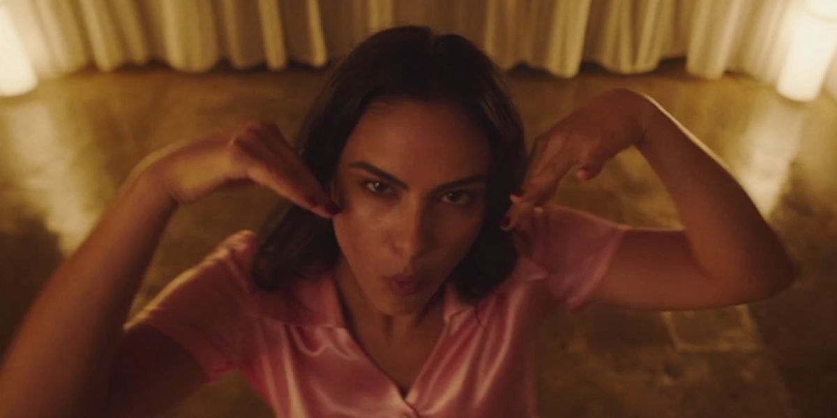 Camila Mendes en el videoclip de 'Side Effects' de The Chainsmokers